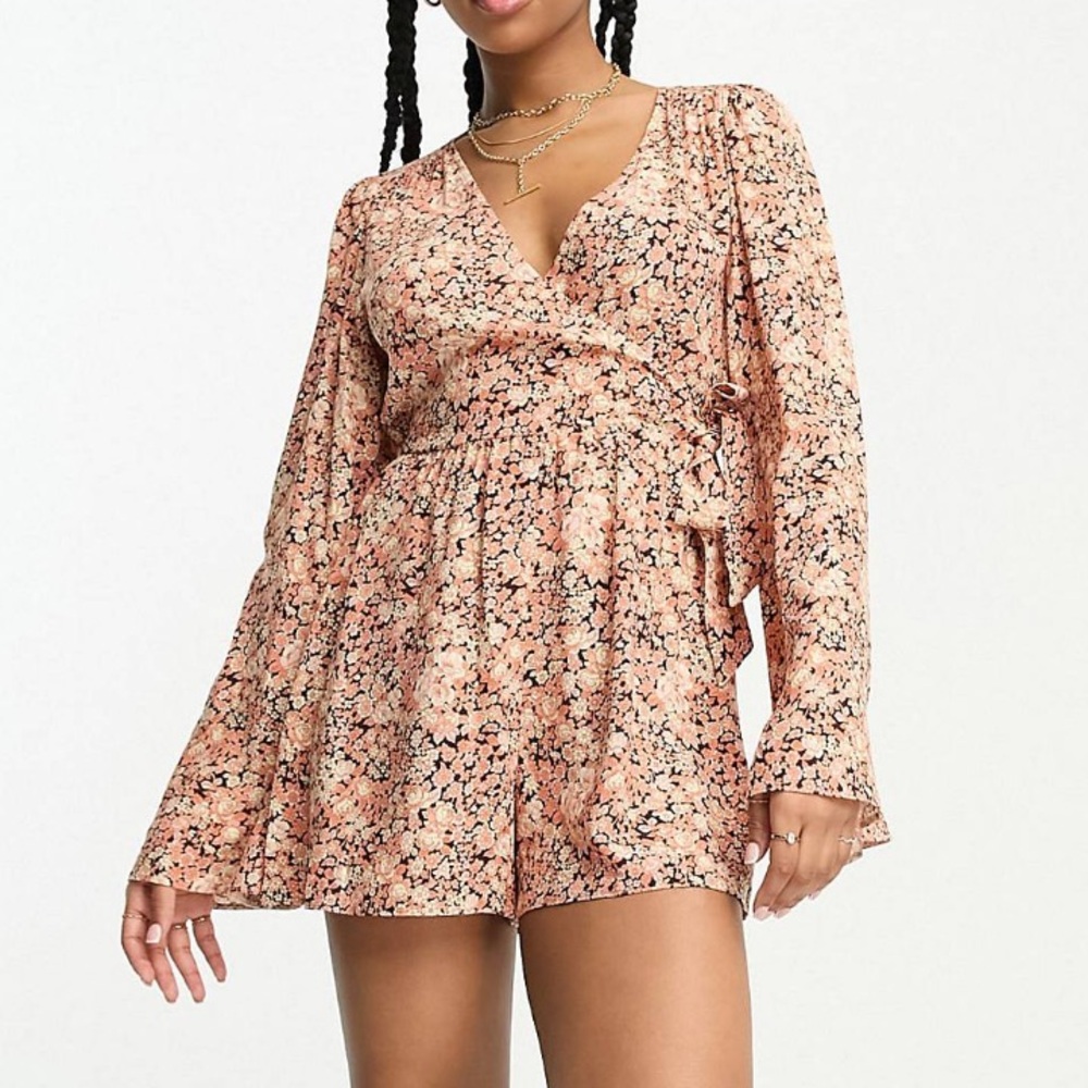 🆕Miss Selfridge flared sleeve floral romper